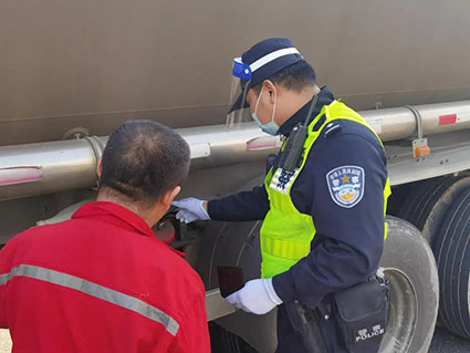 寶山分局民警檢查危爆物品運(yùn)輸車輛滅火器。w.jpg