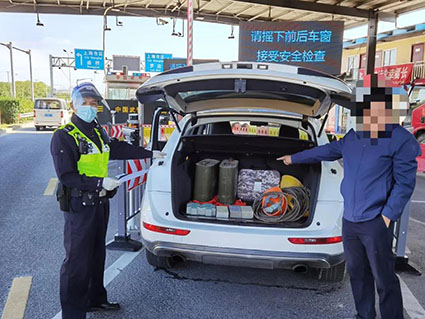 寶山分局民警查獲非法運(yùn)輸汽油人員。w.jpg