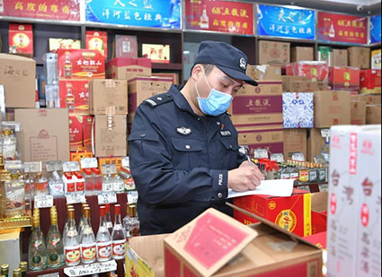 治安總隊(duì)民警檢查寄遞業(yè)消防。w.jpg