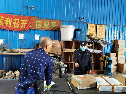 寶山分局民警對(duì)淞寶地區(qū)快遞分揀中心開展安全檢查。w.jpg