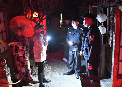 治安總隊(duì)民警對(duì)密室逃脫場所開展消防、治安檢查。w.jpg